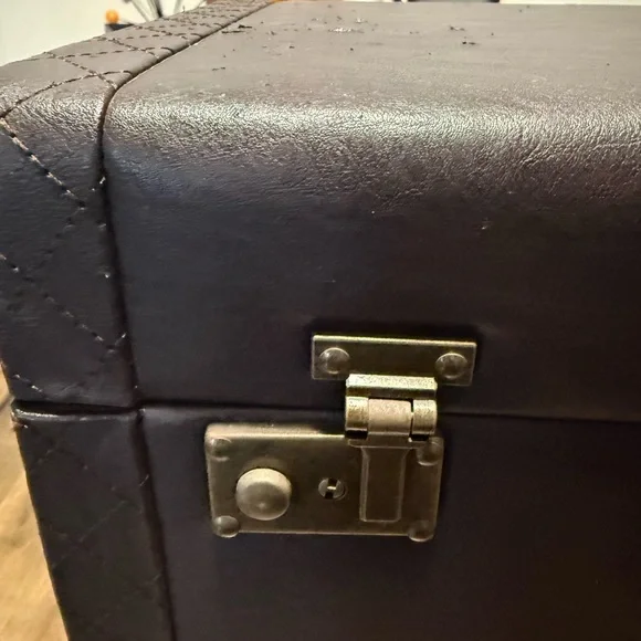 Vintage faux leather jewelry trunk - Picture 16 of 16